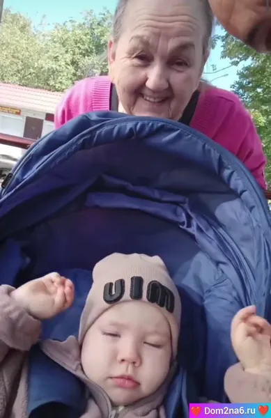 Александр Гобозов с мамой и внучкой